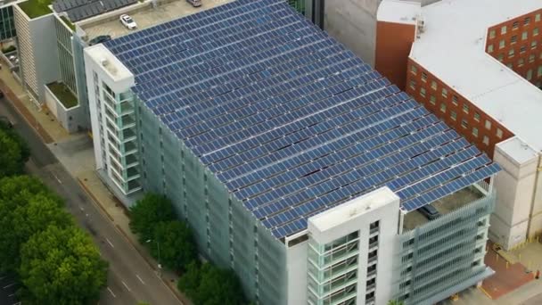 都市インフラに統合された太陽光発電技術 クリーン エネルギーの有効な生産のための駐車車車が付いている駐車場の上の日陰の屋根として取付けられている太陽電池パネル — ストック動画