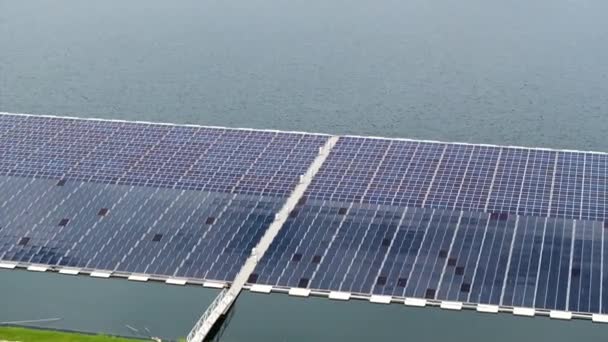 クリーンエネルギーを生産するための持続可能な電力発電所での浮遊太陽電池パネルの空中ビュー 再生可能な太陽光発電のコンセプト — ストック動画