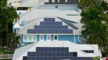 Florida 'daki evlerin tepesine temiz ekolojik elektrik üretmek için güneş fotovoltaik panelleri yerleştirildi. Sıfır emisyon kavramı ile yenilenebilir elektrik.