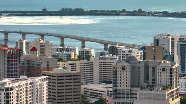 上图是佛罗里达州萨拉索塔市的景象 其海滨写字楼和约翰 林灵铜道从市中心通往圣阿曼兹钥匙 美国住房和交通的发展 — 图库视频影像