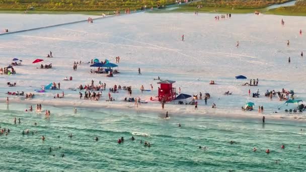 사라소타의 시에스타 해변과 해수욕장 따뜻한 멕시코 뜨거운 플로리다 태양에 일광욕에서 — 비디오