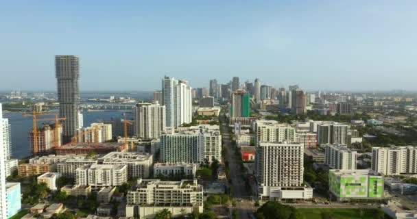 Desarrollo Inmobiliario Área Urbana Miami Grúas Elevadoras Torres Edificios Residenciales — Vídeo de stock