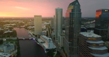 Florida, ABD 'nin Tampa şehrinin şehir merkezindeki yüksek gökdelen binalarının yukarıdan görüntüsü. Günbatımında iş dünyasının finans bölgesiyle Amerikan megapolis 'i.