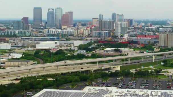 タンパ フロリダ州のアメリカン ワイド フリーウェイを高速移動車とトラックで上昇させた アメリカの交通インフラコンセプト — ストック動画