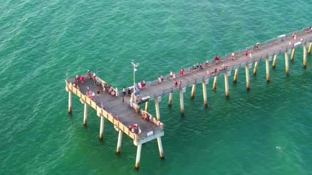 Veneza Florida Turistas Desfrutando Férias Cais Pesca Actividades Verão Beira — Vídeo de Stock