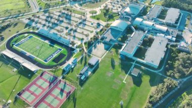 Florida, North Port 'ta devlet lisesi açık hava sporları tesisleri. Amerikan futbol stadyumu spor altyapısı.