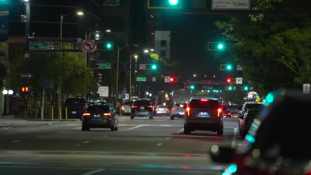 都市道路は アメリカの都市で夜に交通灯と車を移動する交差します アメリカの交通システム — ストック動画