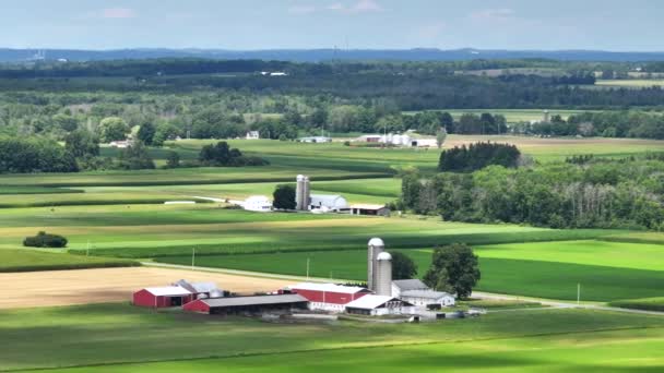 Αμερικάνικο Αγροτικό Τοπίο Farm Αχυρώνα Και Σιλό Στην Αγροτική Οχάιο — Αρχείο Βίντεο
