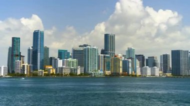 Miami Brickell 'in şehir merkezi, Florida, ABD. Modern Amerikan megapolis 'indeki yüksek rıhtımlı gökdelen binalarının kentsel manzarasının zamanı.