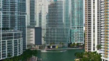 Miami City şehir merkezinde Miami Nehri 'nde, Florida, ABD' deki beton ve cam gökdelen binaları arasında lüks yatları olan bir şehir. Modern Amerikan megapolis kentsel manzarası.