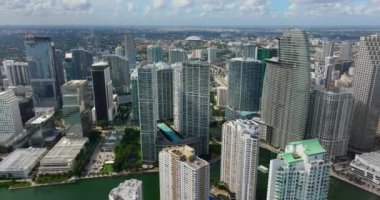 Miami 'nin şehir merkezi, Florida, ABD. Modern Amerikan megapolis 'indeki yüksek gökdelenli binaların kentsel manzarası.