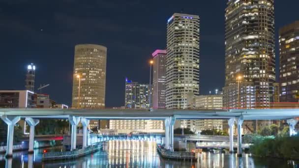 夜のフロリダのタンパは 車の交通を運転し 高層ビルを明るく照らしました アメリカの旅行先 — ストック動画