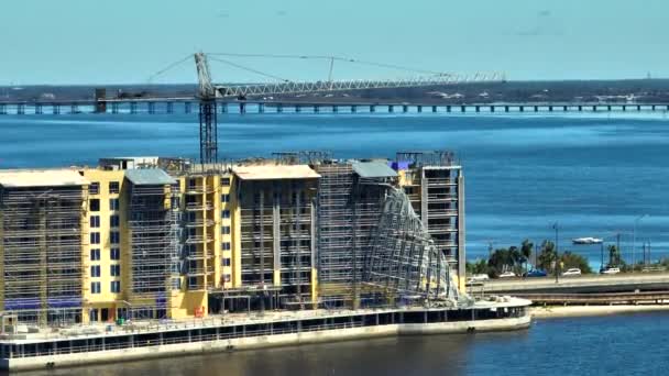 美国夏洛特港的高层公寓楼因飓风伊恩 Ian 的建筑棚架而被毁的空中景观 — 图库视频影像