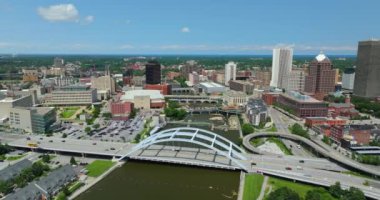Rochester, New York 'ta. Frederick Douglass Susan B. Anthony Memorial Köprüsü 'nde şehir trafiği. Tarihi kuzeydoğu mimarisine sahip şehir manzarası.