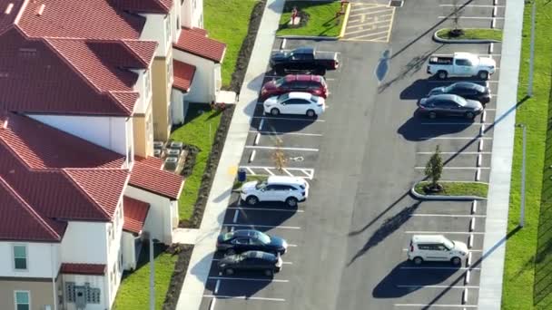 車はフロリダ郊外の新しいアパートのコンドームの駐車場に駐車しました 静かな近所に住んでいる家族の家 アメリカ郊外における不動産開発 — ストック動画