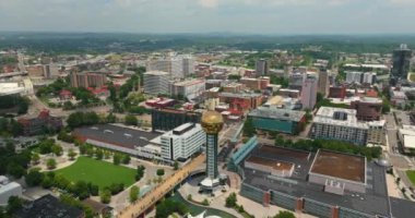 Knoxville Tennessee şehir merkezindeki şehir mimarisi. Dünya Fuar Parkı 'ndaki Güneş Küresi' nin panoramik manzarası ve yüksek binalarla dolu iş alanının ufuk çizgisi.