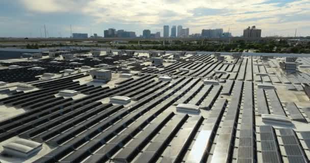 Aerial Kilátás Kék Fotovoltaikus Napelemek Szerelt Bevásárlóközpont Épület Tetején Előállítására — Stock videók