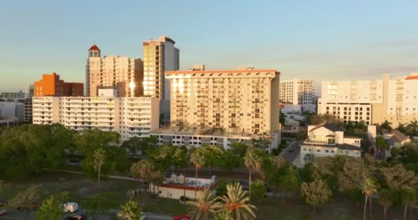 日落时在佛罗里达州萨拉索塔美国市中心的建筑与高层办公大楼 佛罗里达州的房地产开发 美国旅游目的地 美国旅游目的地 — 图库视频影像