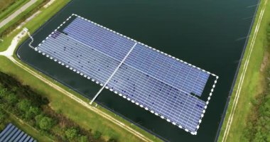 Su yüzeyinde hava kirliliği olmayan yenilenebilir elektrik üretimi. Temiz elektrik enerjisi üretmek için yüzen fotovoltaik güneş panellerine sahip sanayi göleti.