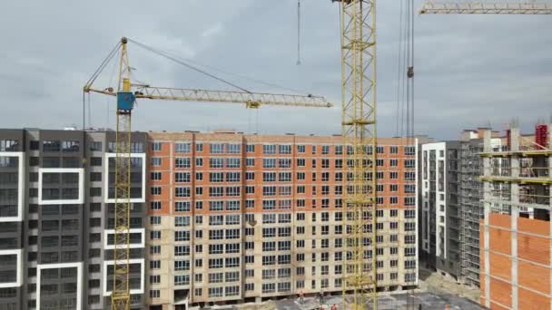Grúas Torre Edificios Apartamentos Residenciales Alto Sitio Construcción Desarrollo Inmobiliario — Vídeo de stock