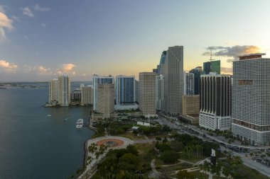 Gün batımında ABD 'nin Florida kentindeki Miami Brickell semtindeki yüksek gökdelen binalarının görüntüsü. Amerikan megapolis 'i ve karanlık çöktüğünde finans bölgesi.