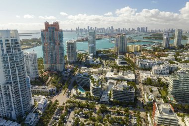 Miami Beach 'in Amerikan güney mimarisi. South Beach yüksek lüks oteller ve apartmanlar. Güney Florida, ABD 'deki turizm altyapısı.