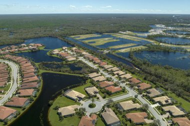 Doğal afet sonrası. Florida yerleşim bölgesinde Ian kasırgası ile sel basmış evler..