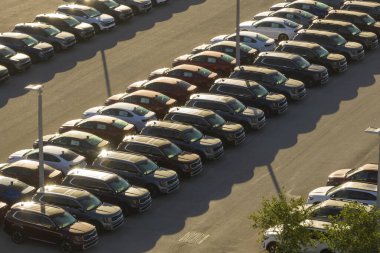 Satıcıların açık hava otoparkından bir sürü yeni araba satışa sunuluyor. Amerikan otomotiv endüstrisinin gelişimi kavramı.