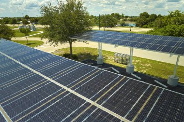 Park yerinin üzerine temiz enerjinin etkin üretimi için park edilmiş arabalar için güneş panelleri yerleştirildi.