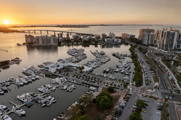 Sarasota Florida City Downtown Bei Sonnenuntergang Mit Teuren Bayfront Hochhäusern lizenzfreie Stockbilder