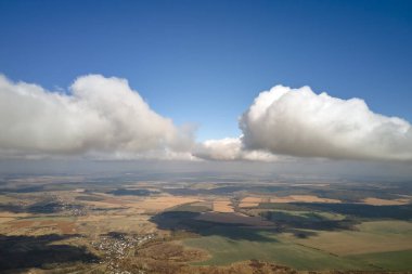Dünya 'nın yüksek irtifasındaki hava manzarası yağmur fırtınasından önce oluşan kabarık kümülüs bulutlarıyla kaplıdır..