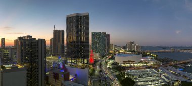 Miami Brickell 'in şehir merkezindeki gökdelen binalarının yukarıdan görüntüsü. Florida, ABD' de gece. Ticari finans bölgesiyle Amerikan megapolis.