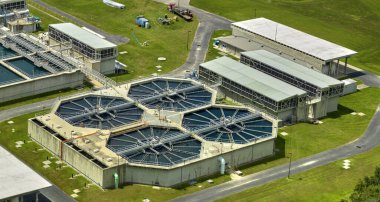 Kentsel atık su arıtma tesisindeki modern su temizleme tesisinin havadan görüntüsü. İstenmeyen kimyasalların, askıya alınmış katı maddelerin ve gazların kirlenmiş sıvılardan çıkarılması süreci.