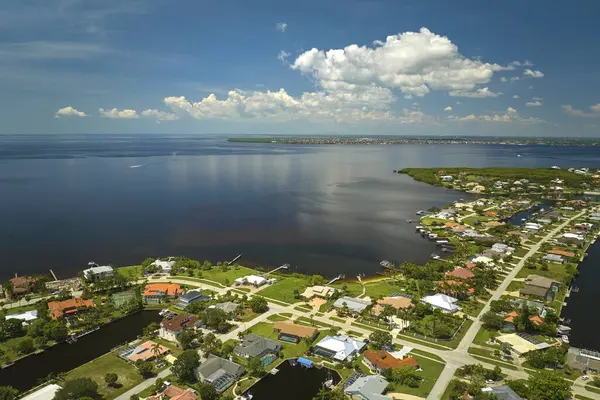 Pemandangan Udara Dari Pinggiran Permukiman Dengan Satu Rumah Bertingkat Yang Stok Gambar