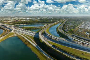 Miami, Florida 'da hızlı sürüş araçlarıyla Amerikan otoyol kavşağının hava görüntüsü. ABD ulaşım altyapısının üstünden görüntüle.