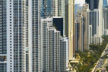 Sunny Isles Sahili 'ndeki Atlantik Okyanusu kıyısında pahalı oteller ve daireler. Güney Florida 'daki Amerikan turizm altyapısı.