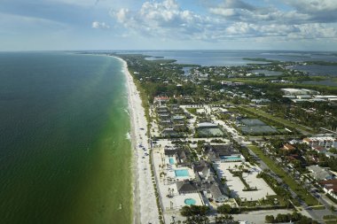Florida 'nın güneybatısındaki Gasparilla Adası' ndaki küçük Boca Grande kasabasındaki büyük yerleşim yerlerinin görüntüsü. Kırsal ABD banliyölerindeki Amerikan rıhtım evleri.
