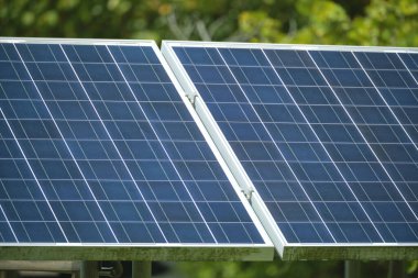 Güneş fotovoltaik panelleri temiz ekolojik elektrik enerjisi üretmek için arka bahçede tek başına duran çerçeveye monte edildi. Özerk ev kavramı.