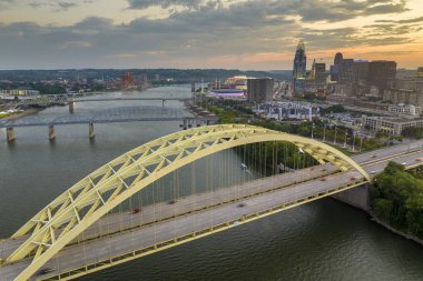 Geceleri Ohio, Cincinnati 'de şehir merkezindeki karayolu trafiğinin hava görüntüsü. Modern Amerikan şehir merkezindeki parlak gökdelen binaları.