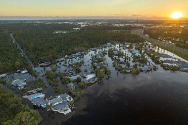 Etrafı Ian Kasırgası ile çevrili sel suları Florida yerleşim bölgesindeki evleri sarıyor. Doğal afetten sonra.