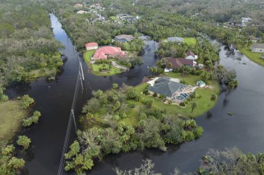 Florida yerleşim bölgesinde sağanak yağıştan sonra yerleşim yerlerini çevreleyen yüksek su baskınları. Doğal afetin sonuçları..