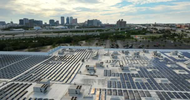 Elektryczne Panele Fotowoltaiczne Zainstalowane Dachu Centrum Handlowego Produkcji Ekologicznej Energii — Wideo stockowe
