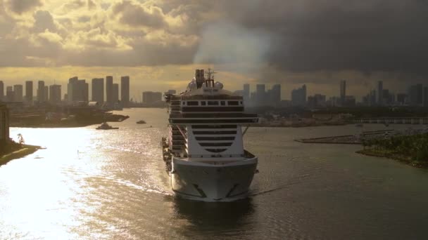 Gran Crucero Que Contamina Atmósfera Con Emisión Humo Mientras Sale — Vídeos de Stock