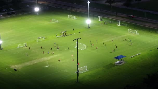 Oświetlona Publiczna Hala Sportowa North Port Florydzie Ludźmi Grającymi Piłkę — Wideo stockowe