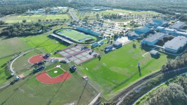 フロリダ州ノースポートの公立学校のスポーツ施設 アメリカンフットボールスタジアム テニスコート 野球ダイヤモンドスポーツインフラ — ストック動画