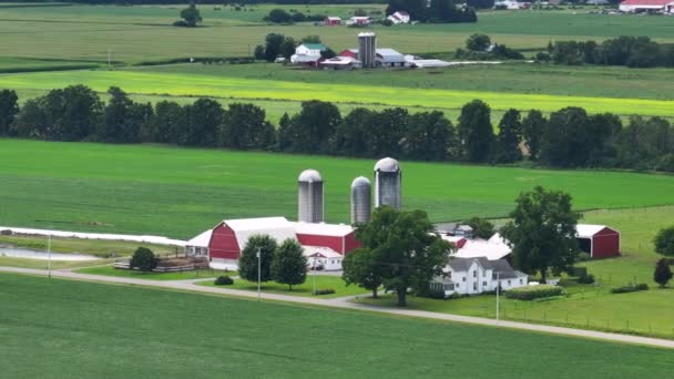 Αμερικάνικο Αγροτικό Τοπίο Farm Αχυρώνα Και Σιλό Στην Αγροτική Οχάιο — Αρχείο Βίντεο