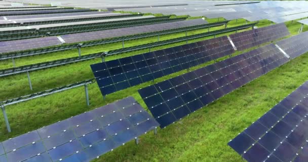 Zonne Energiecentrale Met Vele Rijen Fotovoltaïsche Panelen Voor Productie Van — Stockvideo