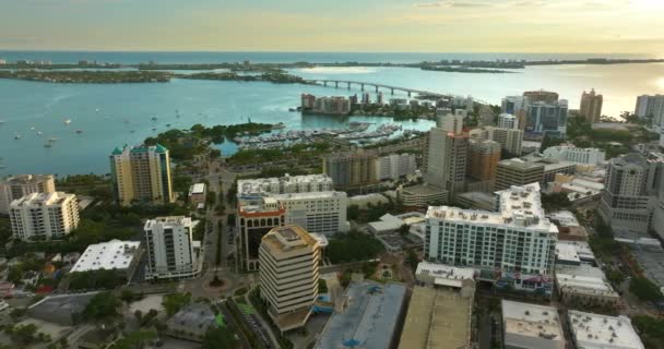 Sarasota City Centrum Drogimi Wieżowcami Nabrzeżnymi Ringling Bridge Florydzie Miejski — Wideo stockowe