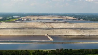 Tampa, Florida yakınlarındaki geniş açık hava fosfogypsum atık yığınının havadan görüntüsü. Fosfat gübre üretiminin potansiyel tehlikesi.