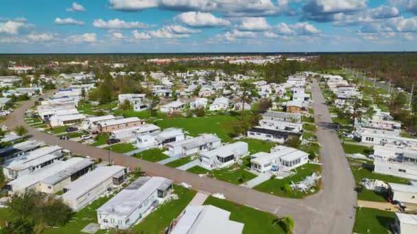 Florida Gezici Bölgesinde Kasırga Sonrası Ciddi Hasar Görmüş Evler Doğal — Stok video